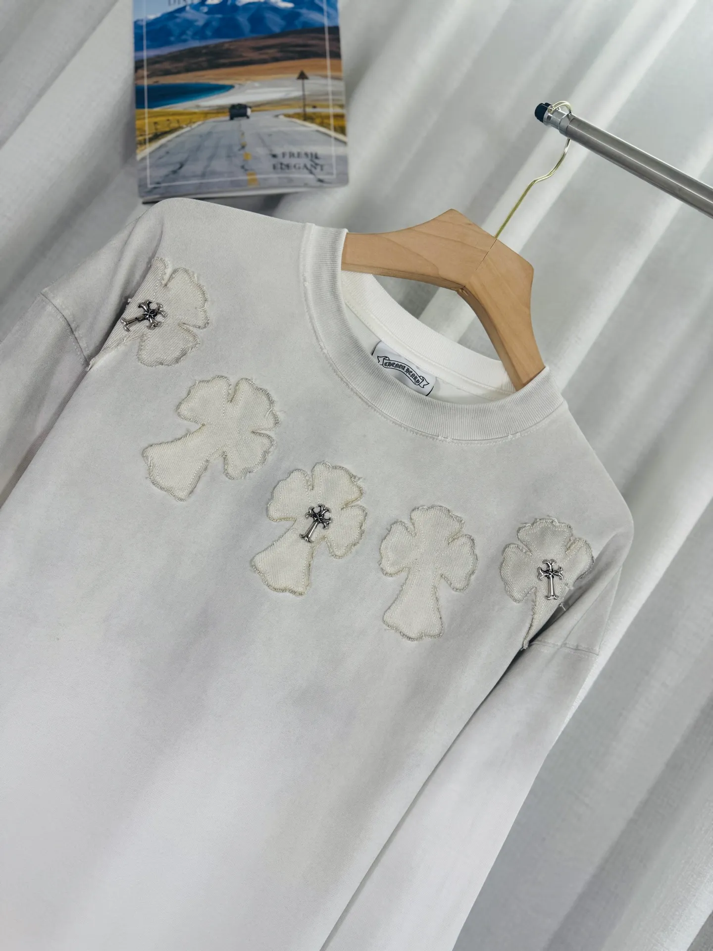 P250 top version, real shot without P, ​​different from market currency) 𝗖𝗵𝗿𝗼𝗺𝗲 𝗛𝗲𝗮𝗿𝘁𝘀/Cro Heart 2025 Autumn and Winter Horseshoe Cross Appliqué Embroidered Couple Casual Long Sleeve 👑The highest version! Customized fabric 320g fabric! Horseshoe cross patch embroidery, a best-selling model at the counter, very comfortable to wear. Accessories: original molded and authenticated collar label ➕ 100% silk wash water label. Genuine purchase-grade original hangtag➕matching hanging rope➕3D hanging beads➕original packaging bag. Craftsmanship: The original version has consistent wiring! The highest version of the armhole matching technique! Color: Black Size: S M L XL Style No.: 5172